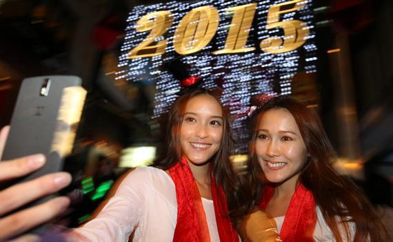 香港数十万民众维港两岸倒数迎新年