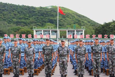 军事夏令营开幕港生赴驻港部队“当兵”认识国情