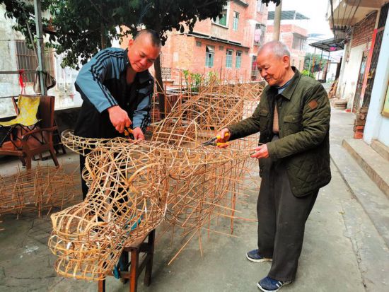 南宁元宵花灯节 光影流动人情味