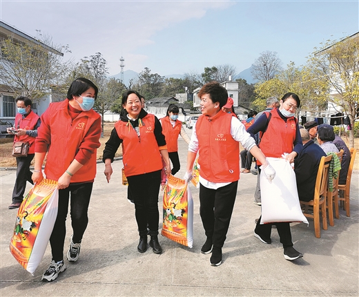 广西对城镇困难群众落实“六保障两覆盖”政策 幸福路上不落一户一人