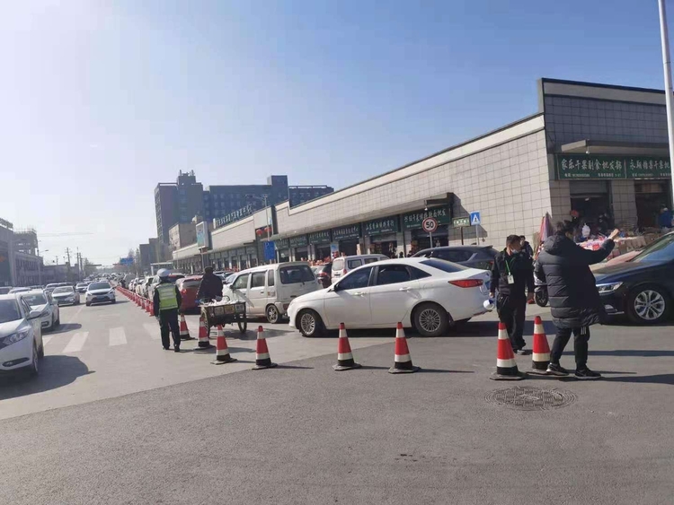 长安交警全力护航春节市民“菜篮子”