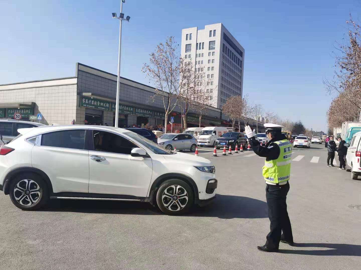 长安交警全力护航春节市民“菜篮子”