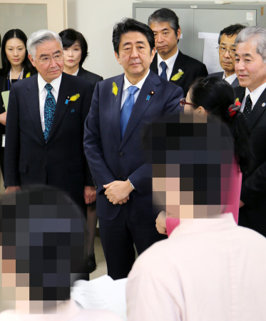 安倍首次视察日本女子监狱 与内部职员交流