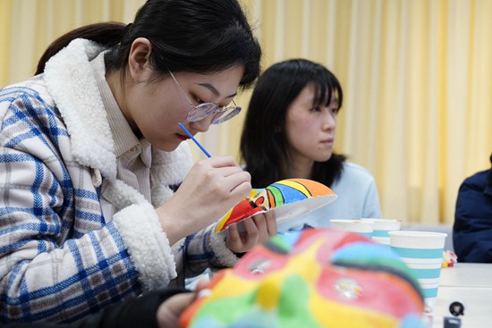 留在大学过大年 这个寒假不冷清