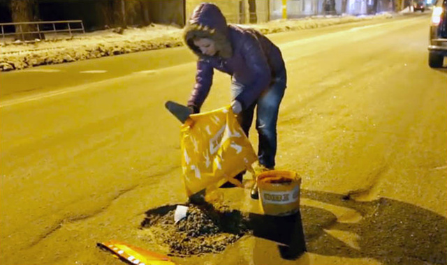 俄美女难忍家乡道路太破 夜晚自己动手修路