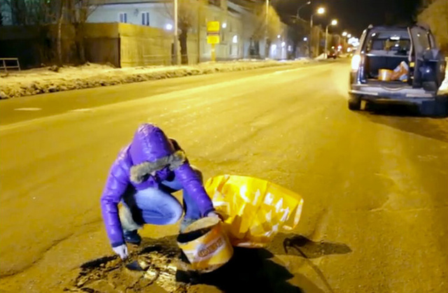 俄美女难忍家乡道路太破 夜晚自己动手修路