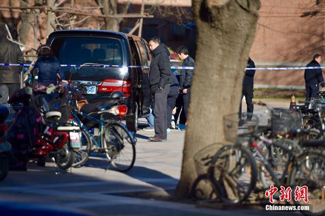 清华大学实验室爆炸 死亡人员尸体被抬出