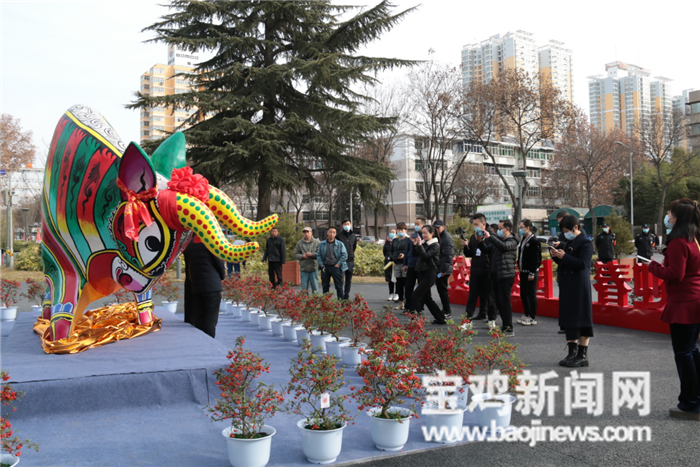 彩牛迎春 全国最大的泥塑牛在宝鸡市文化艺术中心“安家”