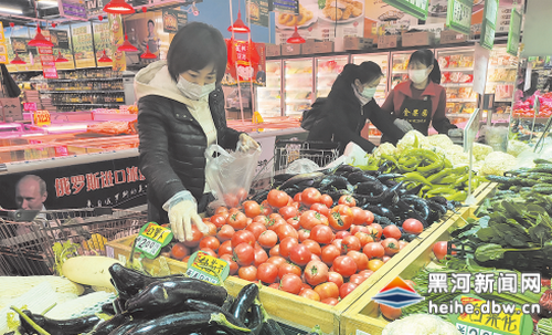 黑河市区蔬菜品种丰富超市认真抓好防控