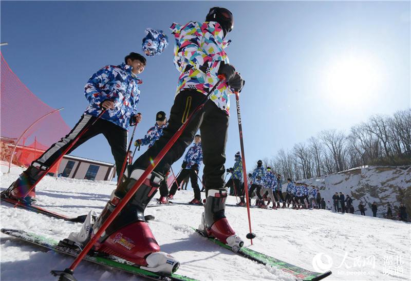 湖北保康：高山滑雪享乐趣