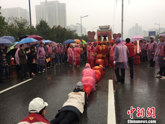 “慧聚妈祖”回銮返昆 两岸上万民众雨中恭迎