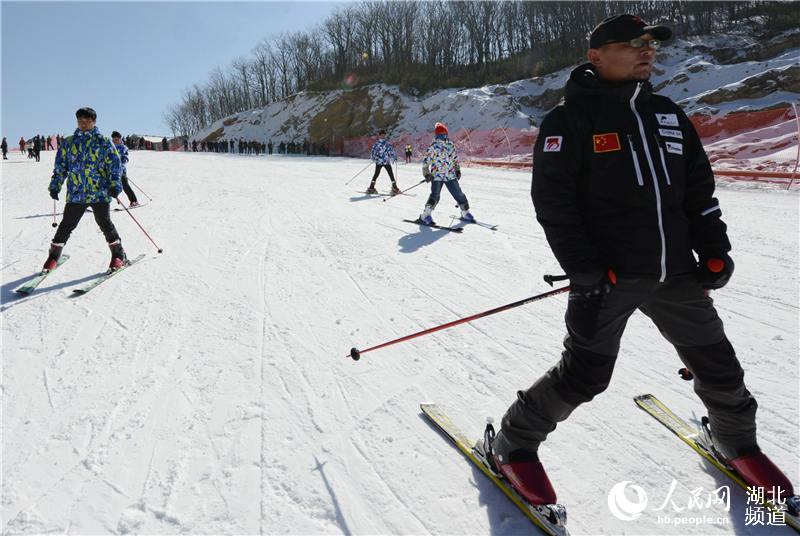 湖北保康：高山滑雪享乐趣