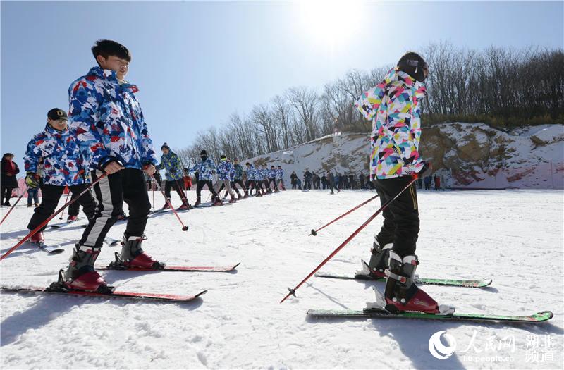 湖北保康：高山滑雪享乐趣