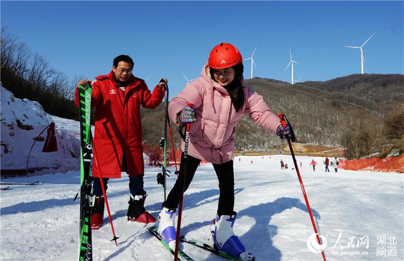 湖北保康：高山滑雪享乐趣