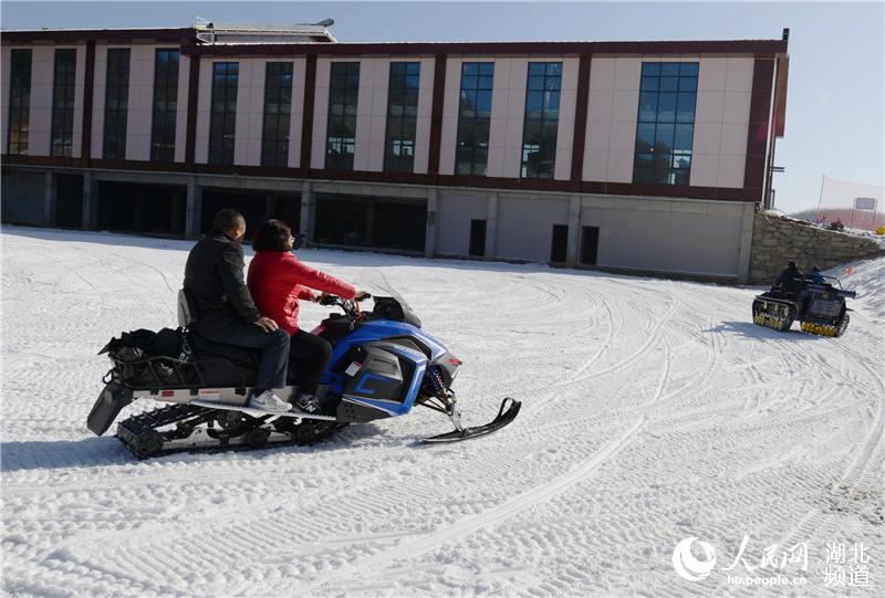 湖北保康：高山滑雪享乐趣