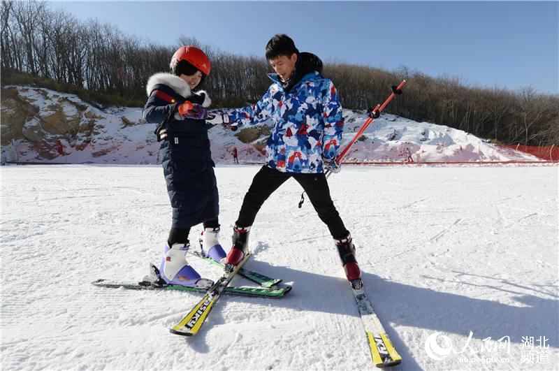 湖北保康：高山滑雪享乐趣