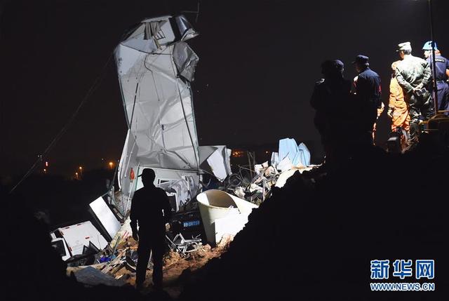 深圳山体滑坡现场救援人员在发现生命迹象地点实施救援