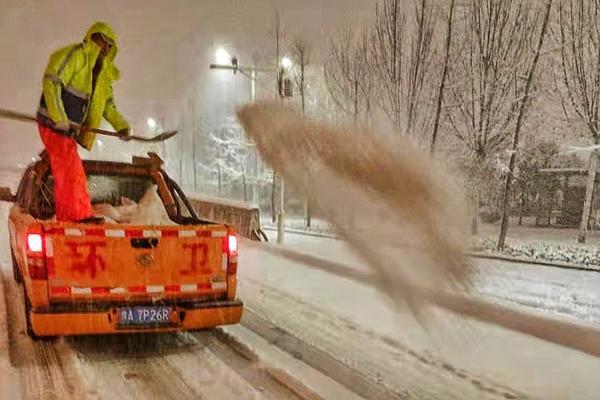 投撒融雪剂 、出动大型除雪车辆！郑州启动一级除雪预案