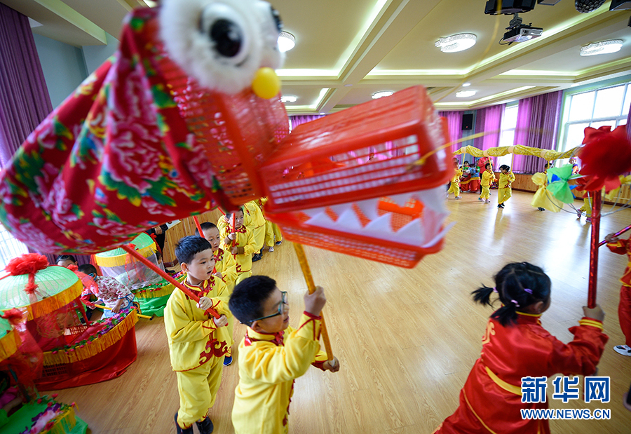 宁夏：新学期幼儿园里学社火