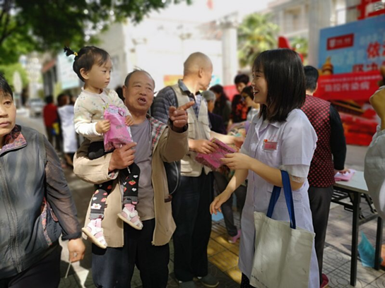 西安市高陵区开展“全国儿童预防接种日”集中宣传活动