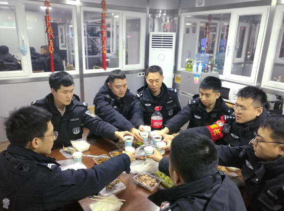 特殊的“年夜饭” 致敬除夕坚守岗位的他们