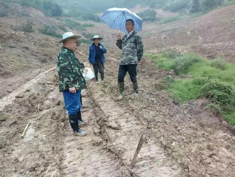 （有修改）【B】 重庆巴南区扶贫干部梁正勇获“全国脱贫攻坚先进个人”称号