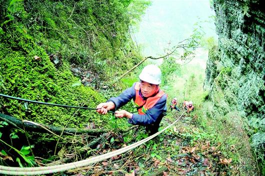 攀越深山绝壁 架通“空中桥梁”