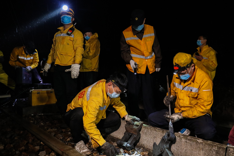 南宁电务段加强春季线路设备整治 确保铁路运输安全