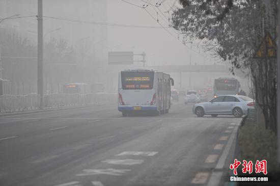 北京升级发布霾橙色预警信号 今天有中度到重度霾