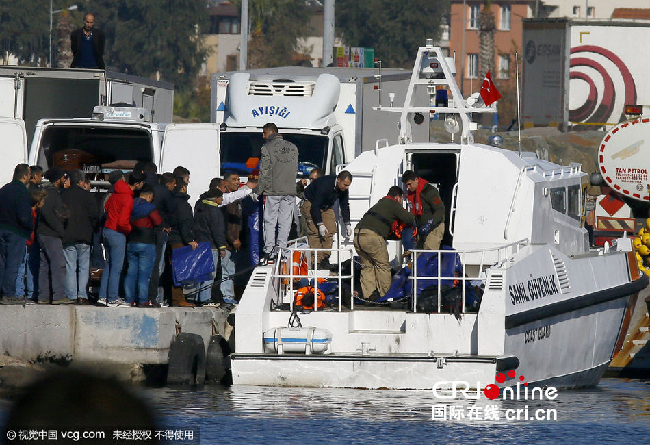 土耳其附近海域难民船倾覆 死亡人数升至18人(高清组图)