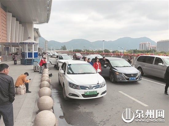 【福建时间列表】【泉州】【移动版】【Chinanews带图】泉州火车站二楼常拥堵 站前广场设接客通道