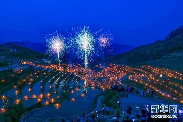 火树银花不夜天 航拍蕲春雾云山梯田“火把节”