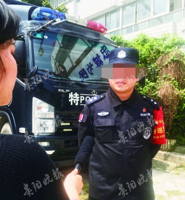 （社会）民警吃个早餐 随手抓了两贼