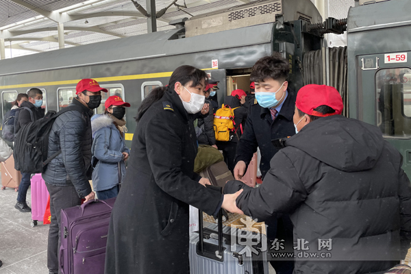 哈铁加开列车做好节后返程旅客运输