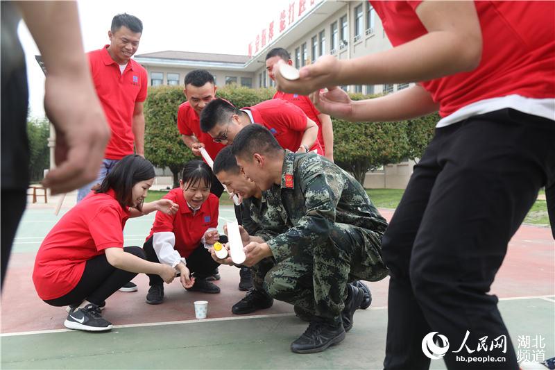 致敬五四青年节 青年建设者走进军营圆梦想