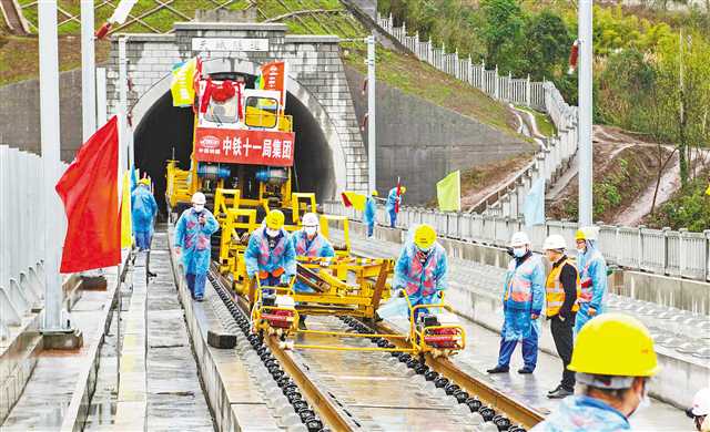 【城市远洋带图】郑万高铁重庆段全面进入铺轨阶段