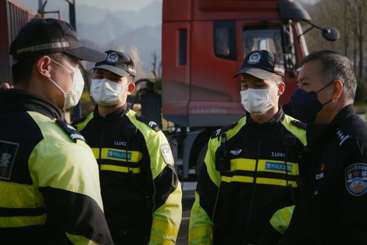 致敬!西安交警列队迎接白衣英雄凯旋!