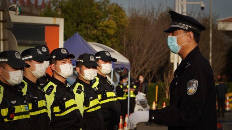 致敬!西安交警列队迎接白衣英雄凯旋!