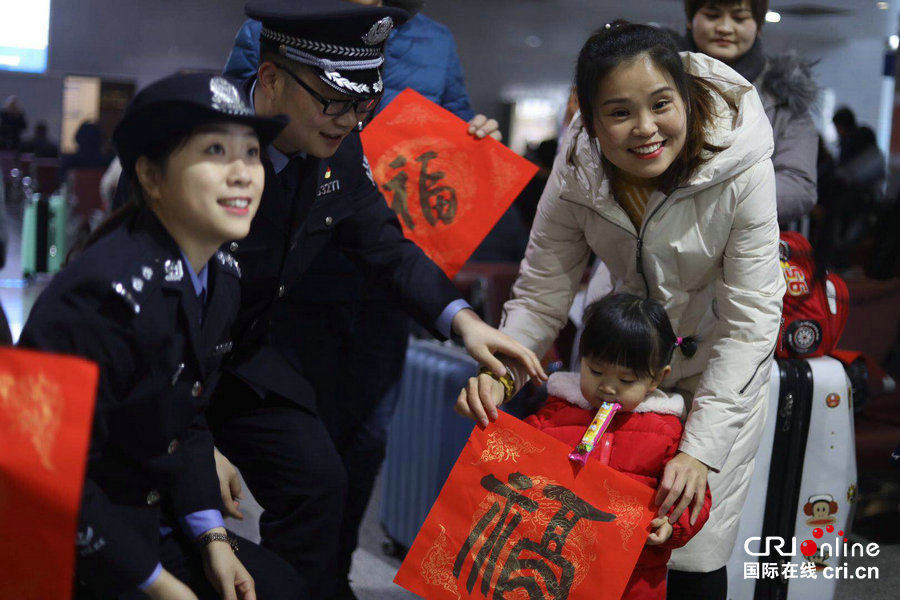 【焦点图】【移动端焦点图】河南新乡铁路春运变迁剪影展厅吸引旅客