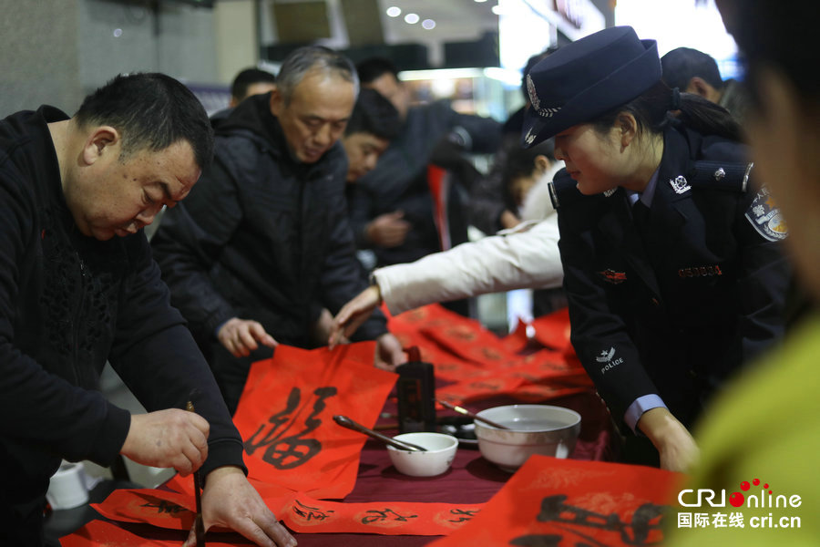 【焦点图】【移动端焦点图】河南新乡铁路春运变迁剪影展厅吸引旅客