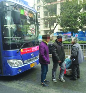 拾荒老太欲乘公交车遭拒 路过女孩"打包票"带其上车