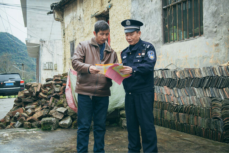 云贵高原上骑马巡逻的铁路警察