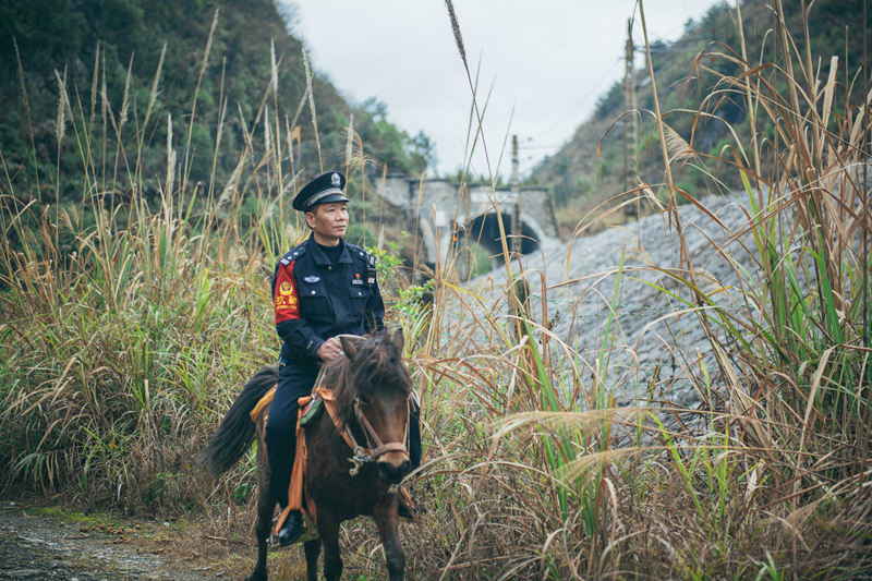 云贵高原上骑马巡逻的铁路警察