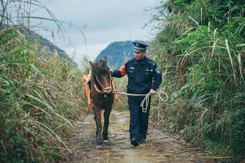 云贵高原上骑马巡逻的铁路警察