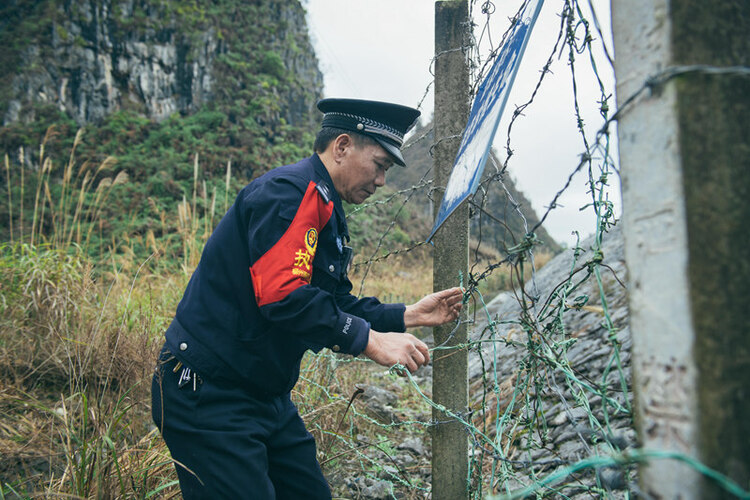 云贵高原上骑马巡逻的铁路警察