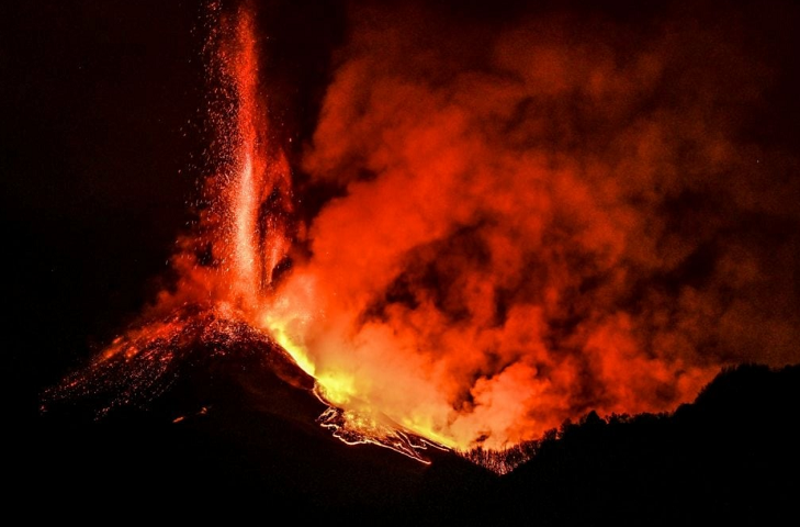 意大利埃特纳火山再次喷发 专家表示暂不构成危险