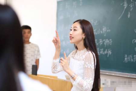 女子秀健身房私照 身材吸睛(组图)