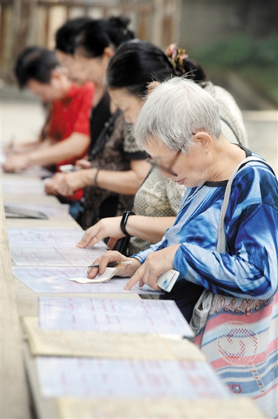 【社会民生 列表】洪崖洞有一处老年人"相亲角" 火爆程度堪称派对