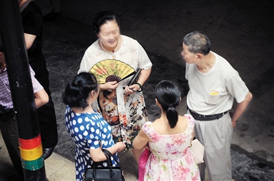 【社会民生 列表】洪崖洞有一处老年人"相亲角" 火爆程度堪称派对