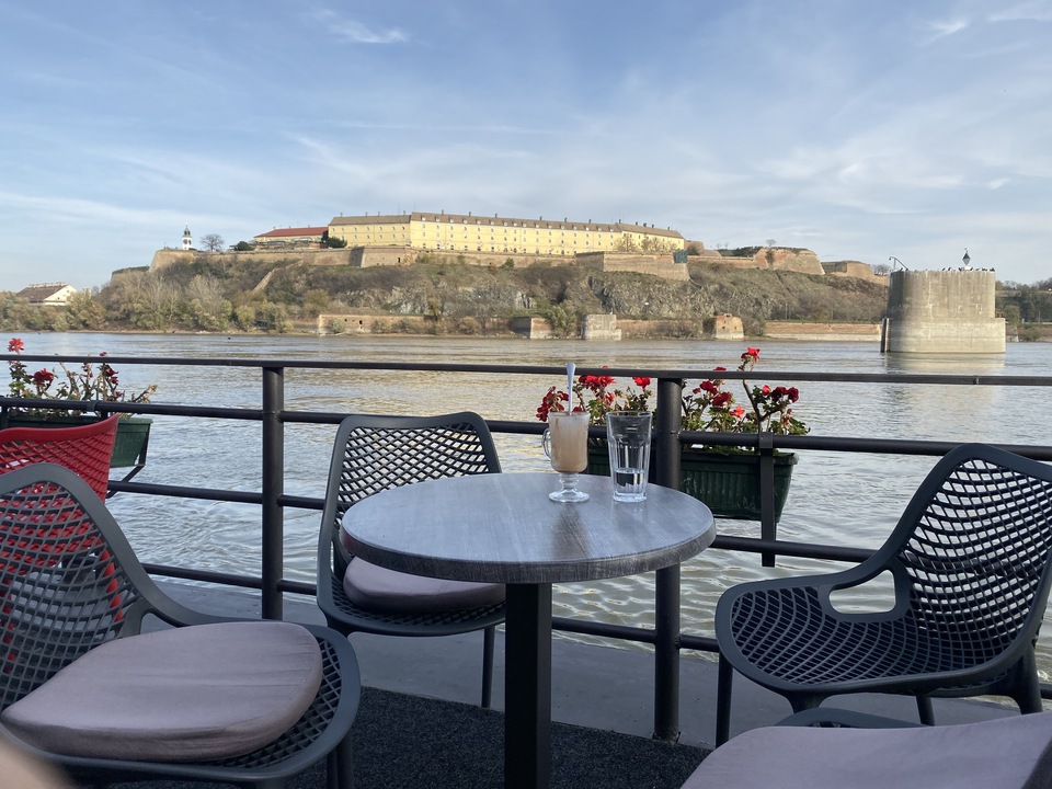 The afternoon tea on the river Dunube, Serbia_fororder_塞尔维亚多瑙河边的下午茶.JPG